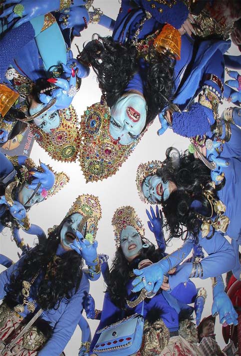 El Carnaval de Colonia es un evento bastante antiguo en Alemania. Un grupo de mujeres en las calles de Mainz se disfrazan de diosas indias para conmemorar la fecha. 