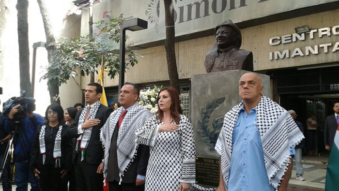 El alcalde del municipio Libertador, Jorge Rodríguez, participó en la develación del busto de Yasser Arafat en Caracas.