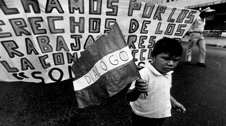 Niños manifestaron por las principales ciudades de El Salvador para exigir el fin de la guerra civil.