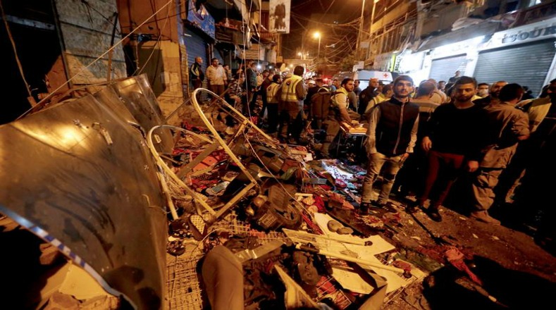Vista de los desperfectos causados por los dos ataque suicidas perpetrados en el suburbio de Burj Barajneh en Beirut.