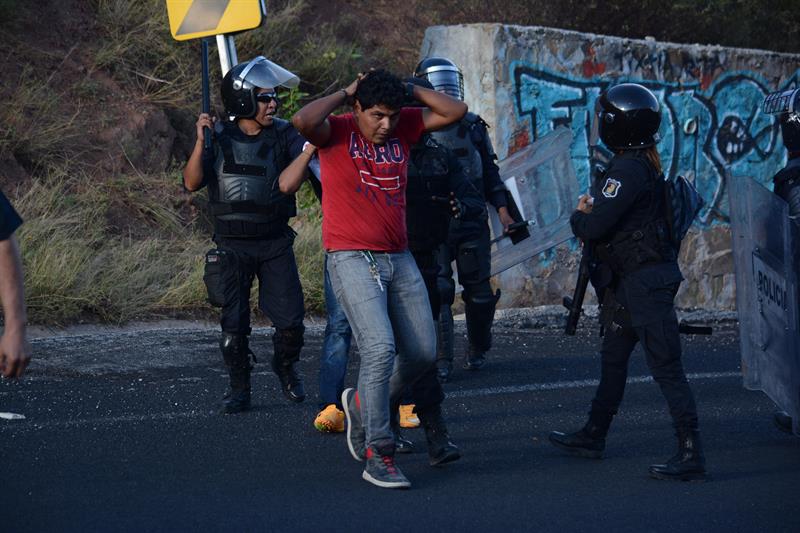 Policías estatales atacaron a estudiantes de la Escuela Normal Rural de Ayotzinapa el miércoles 11 de noviembre en la entrada del municipio de Tixtla.
