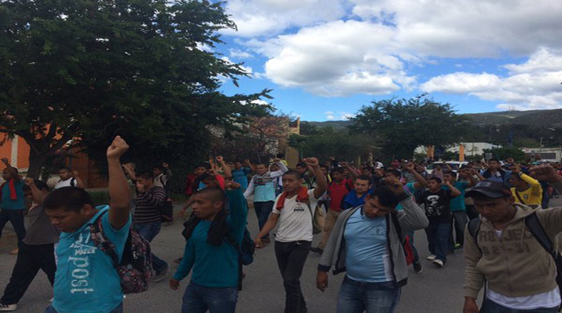 Los manifestantes caminan por la lateral de la carretera del Sol, rumbo al Palacio de Gobierno, donde realizarán un mitin.