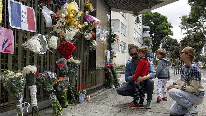 Los asistentes dejaron flores y pancartas en la embajada de Francia.