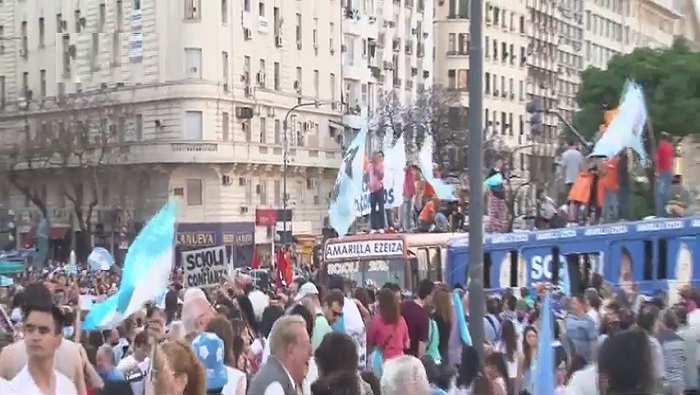 Los argentinos apoyan las propuestas del candidato oficialista.