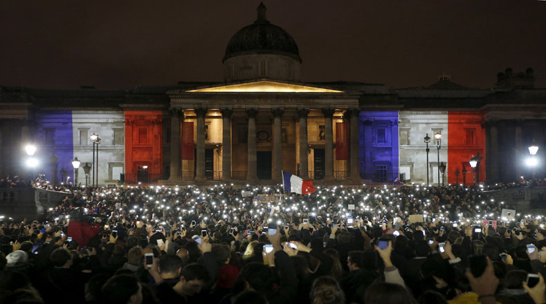 Con flores y velas se concentraron los británicos, laicos y de todas las religiones, en la plaza de Trafalgar, ubicada en el centro de Londres, capital de Inglaterra.