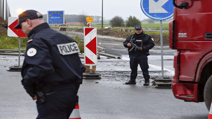Agentes de policía controlan vehículos en la frontera entre Francia y Bélgica en Baisieux.