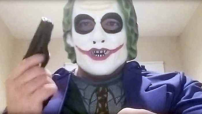 El hombre tiene una máscara de Joker para ocultar su identidad.