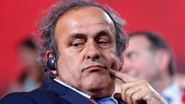 El francés Michel Platini junto al suizo Joseph Blatter pudieran enfrentar una suspensión por más de seis años.