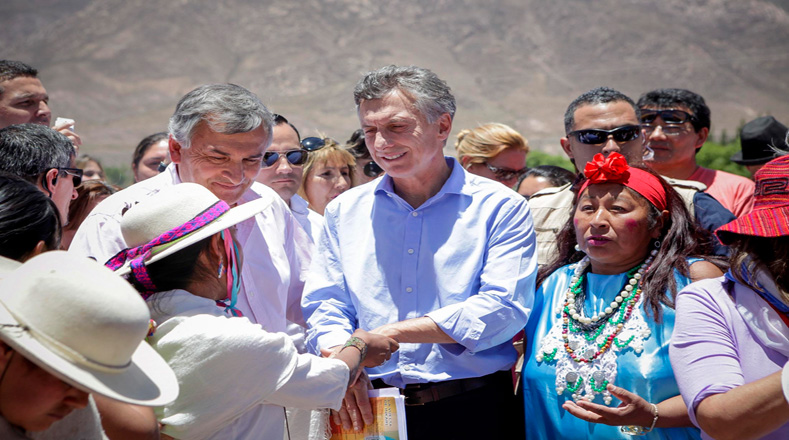 El candidato presidencial del opositor frente Cambiemos, Mauricio Macri (c), participa durante una ceremonia de la Pachamama, previo a su acto de cierre de campaña, en la provincia de Jujuy, Argentina.
