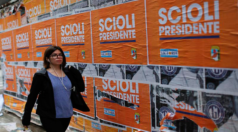 Los argentinos elegirán entre dos modelos de país: "Yo represento la defensa de tu trabajo, de tu salario y de tu familia", asegura el candidato Scioli.