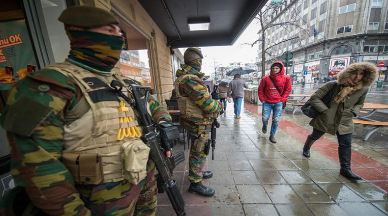 Bélgica elevó este sábado el estado de alerta al nivel 4, el más alto en su escala, por las amenazas de un ataque terrorista.