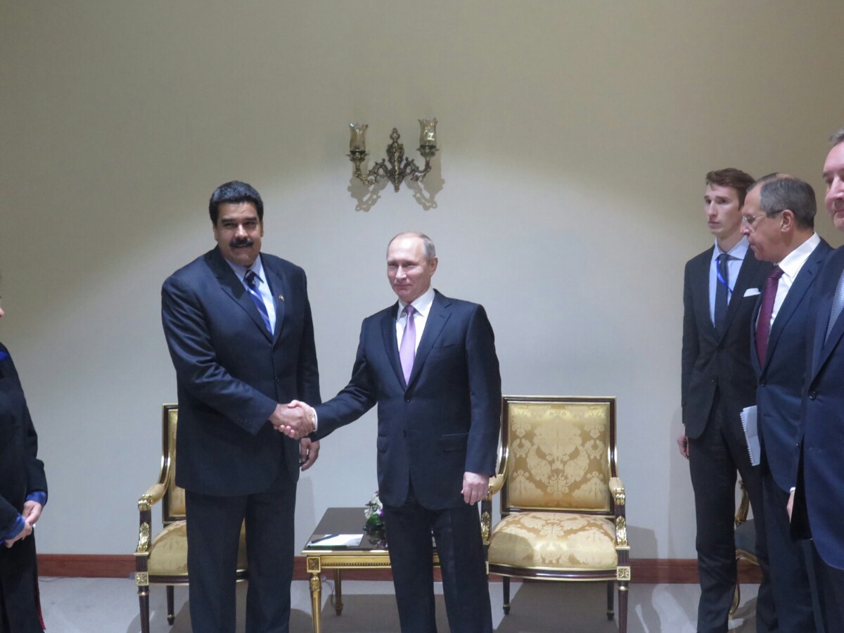 Los presidentes de Venezuela y Rusia, Nicolás Maduro y Vladimir Putin, tras la reunión de los Países Exportadores de Gas en suelo iraní.