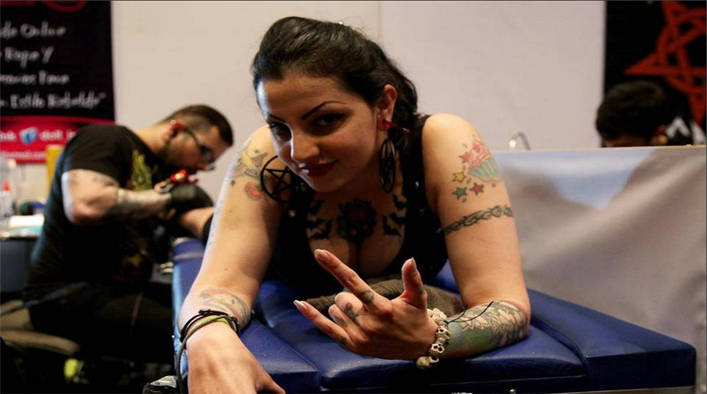 Esta chica asistió al evento para realizarse otro tatuaje en su cuerpo.
