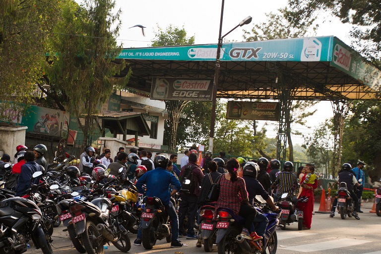 La crisis de combustible en Nepal debido a que la India bloquea las entregas de combustible, en la frontera de Nepal / India está obligando a los motoristas y conductores a hacer cola fuera de las gasolineras custodiadas por el ejército.