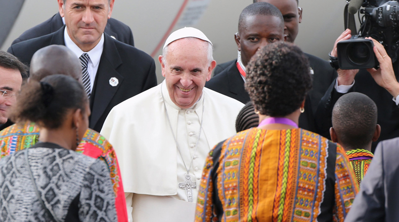 El pontífice fue recibido entre cánticos tradicionales por una delegación de representantes de la Iglesia keniana y del Gobierno encabezada por el presidente de la nación, Uhuru Keniata, con quien se reunió horas después. 