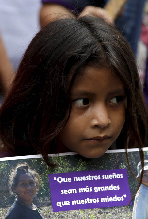 Una niña también participa en una movilización en la Asunción (Paraguay).