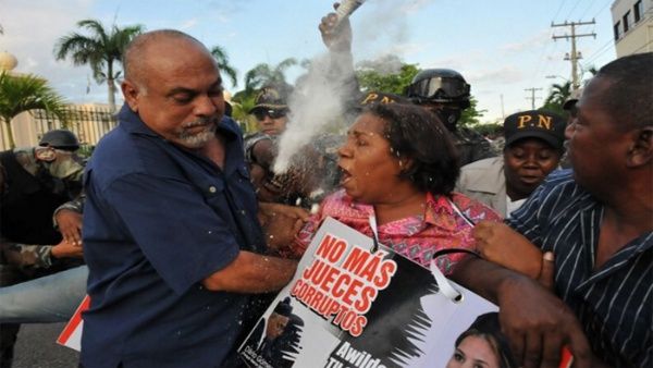 Resultado de imagen para republica dominicana policias agreden a manifestantes