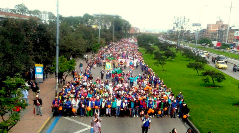 Unos 2 mil 500 indígenas marcharon este miércoles por las calles de Bogotá en defensa de sus derechos.