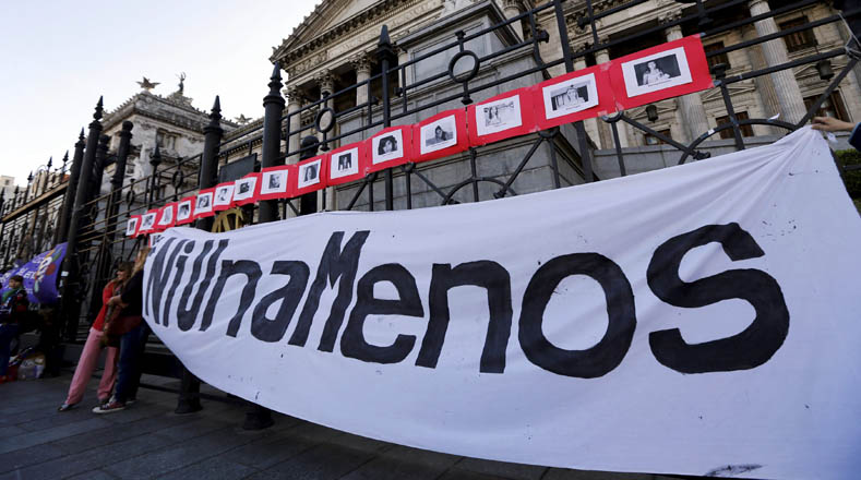 Una valla en el Congreso de Argentina con imágenes de las víctimas de la violencia doméstica.
