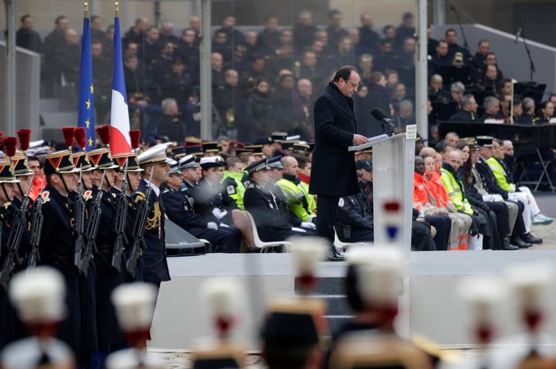 El mandatario francés fue el único orador de la ceremonia para los 132 fallecidos en los atentados terroristas del pasado 13 de noviembre en París.