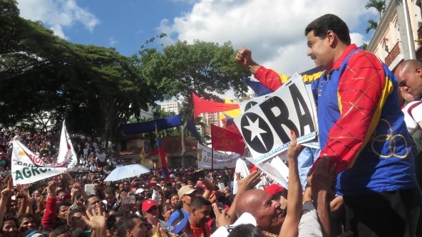 El Presidente Nicolás Maduro habla frente a una multitud de seguidores.