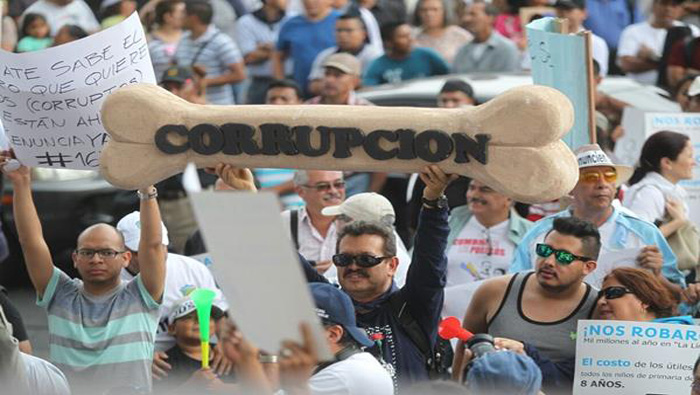 Miles de guatemaltecos pidieron la destitución del entonces presidente Otto Pérez Molina por su presunta implicación en un caso de corrupción administrativa.