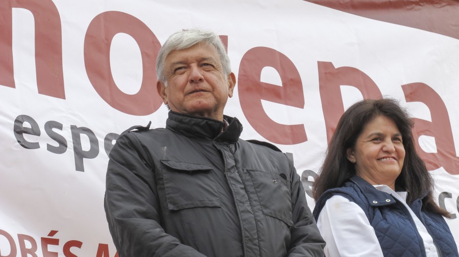 El presidente del Movimiento Regeneración Nacional (Morena), Andrés Manuel López Obrador, recorrió Durango para mostrar apoyo a los docentes contra la reforma educativa.