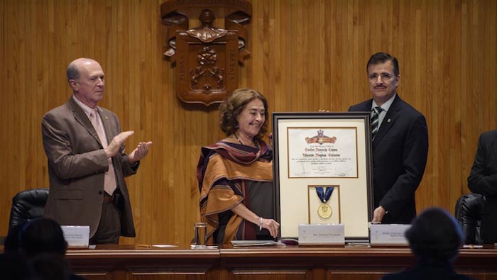 El honoris causa fue un reconocimiento a los aportes de Galeano como periodista, historiador, literato, activista y crítico social.
