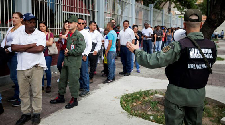 Los electores están resguardados por más de 160 mil efectivos de la Fuerza Armada Nacional Bolivariana que fueron desplegados en toda la geografía nacional para garantizar la seguridad en el país.