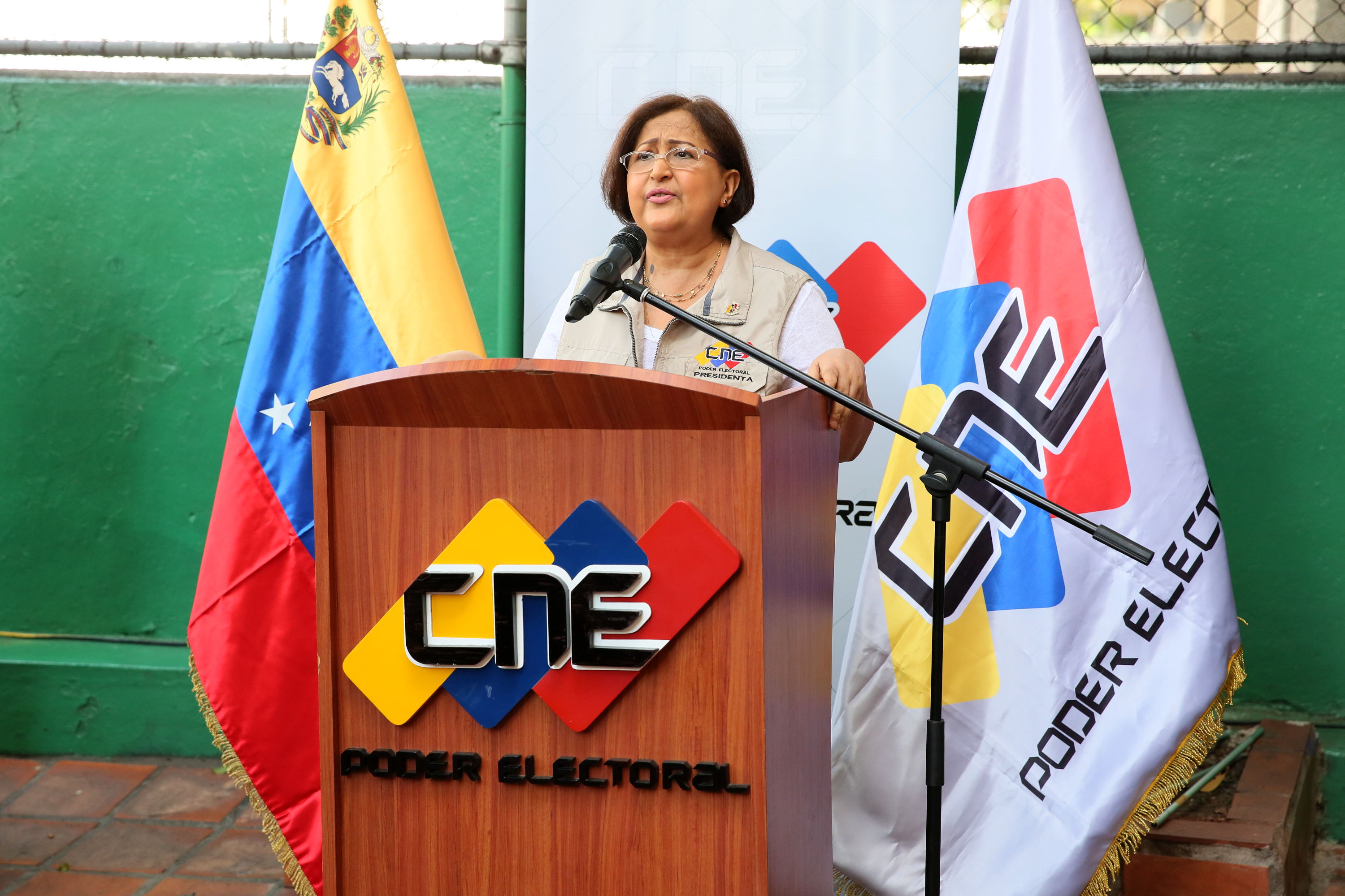 La presidenta del CNE, Tibisay Lucena, llamó a la población a votar temprano.