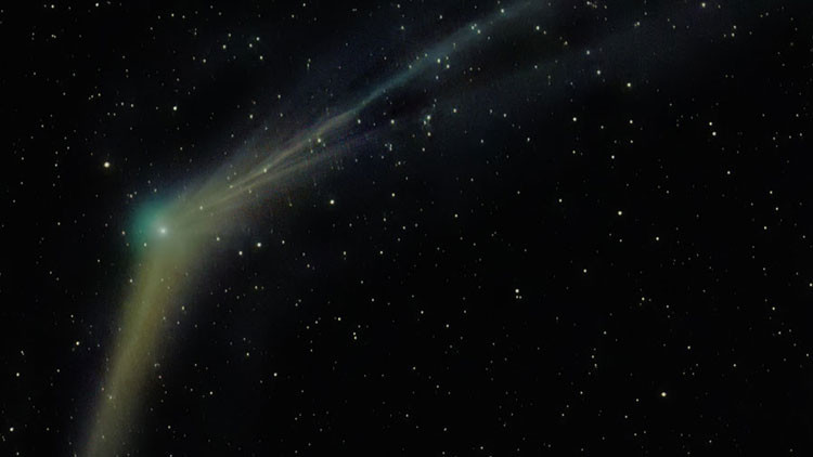 El cometa posee dos colas, porque arrastra dos hilos, uno de ión y otro de polvo.