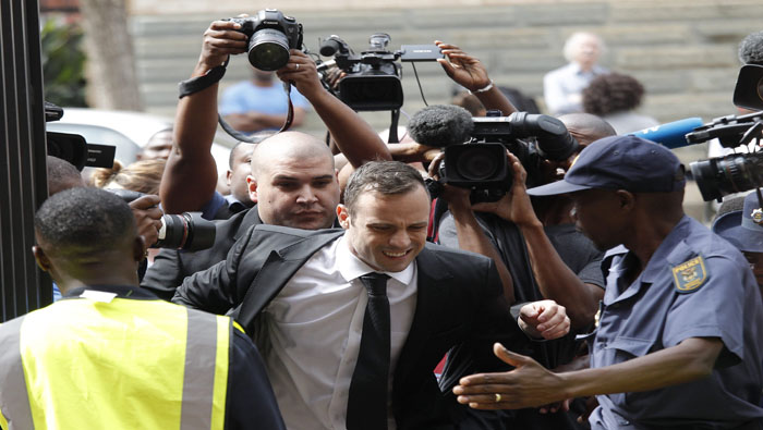 Oscar Pistorius (c) fue condenado el pasado 3 de diciembre por el asesinato de su novia, Reeva Steenkamp.