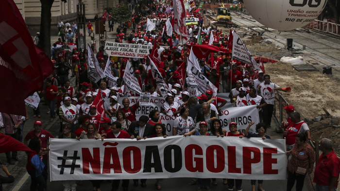 Brasileños se movilizaron a favor de Dilma Rousseff.