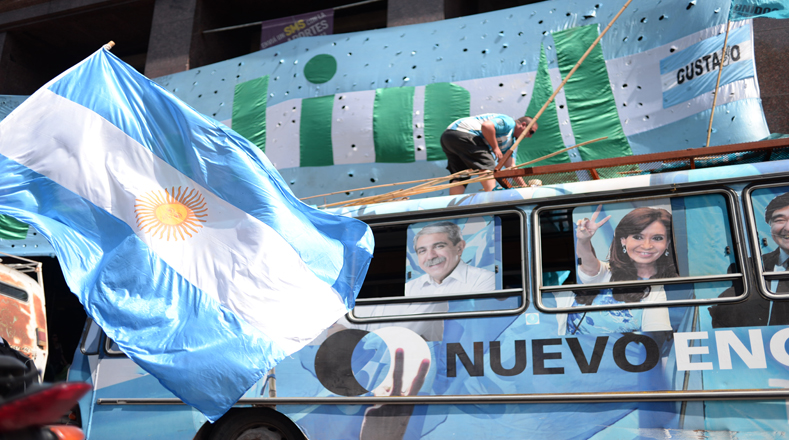 Simpatizantes de la presidenta Cristina Fernández se congregaron en la Plaza de Mayo para agradecer al Gobierno kirchnerista el avance de Argentina. 