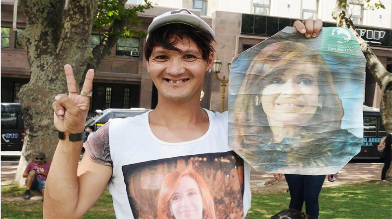 Esta luchadora social expresa su alegría con pancartas de la mandataria argentina.