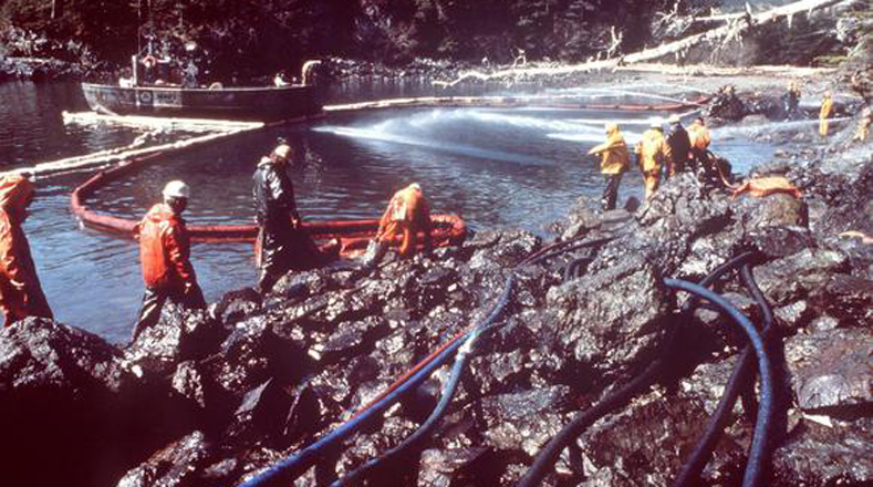 El desastre del Exxon Valdez fue un derrame de crudo provocado por un barco petrolero tras encallar el 24 de marzo de 1989, con una carga de 11 millones de galones / 41 millones de litros de crudo, en Prince William Sound, Alaska, vertiendo 37 mil toneladas de hidrocarburo.