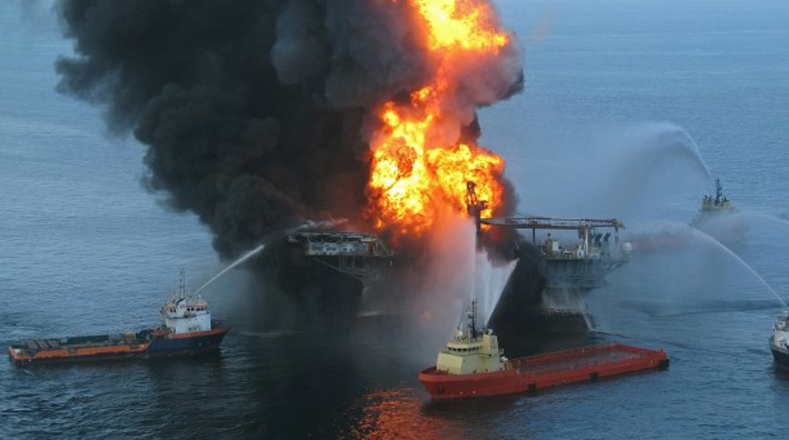 Los incendios petroleros de Kuwait fueron causados durante la Guerra del Golfo donde se prendió fuego a 700 pozos petrolíferos, como una táctica de "tierra arrasada".