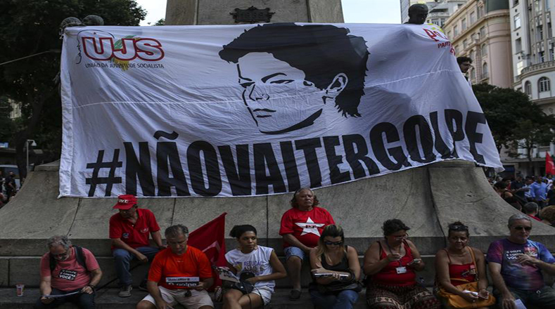 Centenas de personas participan con pancartas en Río de Janeiro. 