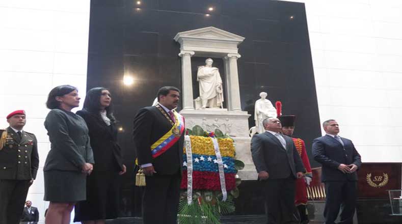 El presidente venezolano Nicolás Maduro, rindió honores al padre de la patria en el nuevo Mausoleo donde reposan los restos del libertador.