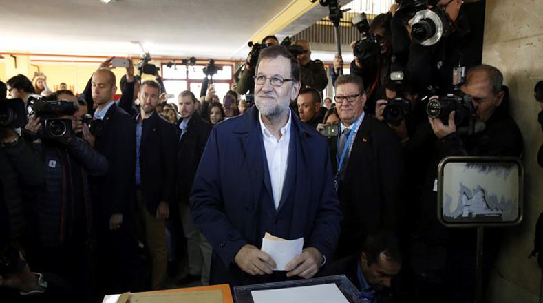 El actual jefe del Gobierno español y aspirante a la reelección por el Partido  Popular (PP), Mariano Rajoy, ejerció su derecho al voto este domingo. Tras introducir su papeleta, llamó a que participe el mayor número de personas y que se vote libremente y con conocimiento de causa.