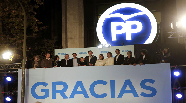 Mariano Rajoy saludos a sus seguidores por los resultados obtenidos este domingo en las elecciones generales.