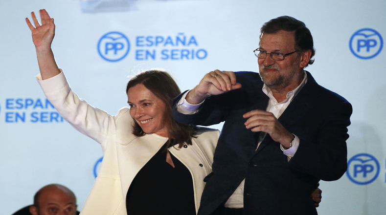 Desde el balcón del Partido Popular, Mariano Rajoy celebró los resultados con sus seguidores.