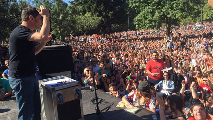 Axel Kicillof en una masiva concentración en el Parque Centenario (barrio porteño de Caballito de Argentina).