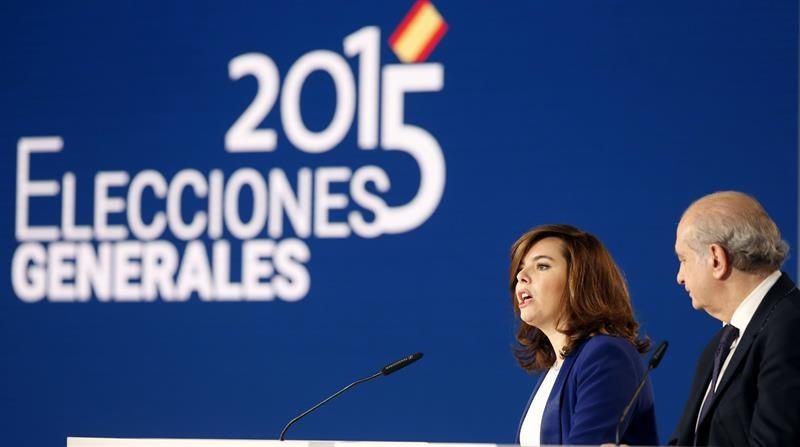 La vicepresidenta del Gobierno Soraya Sáenz de Santamaría y el ministro del Interior Jorge Fernández Díaz durante la rueda de prensa en la que facilitan los datos oficiales.