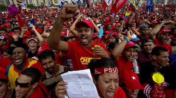 Los partidarios del Presidente venezolano, Hugo Chávez, asisten a su mitin de cierre de campaña en Caracas, el 4 de octubre de 2012.