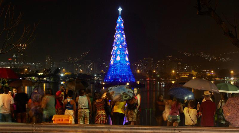 En río de Janeiro, Brasil, ya fue colocado el tradicional árbol de navidad flotante con el que le dan inicio a la época. El árbol posee un récord Guinness por ser el más grande en su tipo.  La estructura, de 53 metros de altura y 350 toneladas, fue ubicada en la laguna Rodrigo de Freitas. 