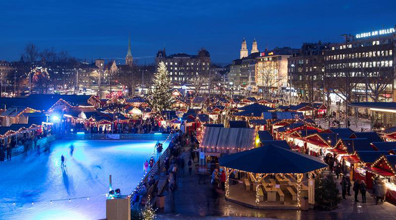 Así es la vista del mercado navideño de la plaza Sechslaeutenplatz de Zúrich, Suiza.