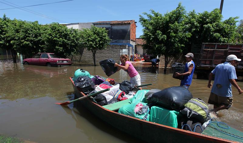 Paraguay es el país latinoamericano con más evacuados; 72 mil personas han abandonado sus viviendas.