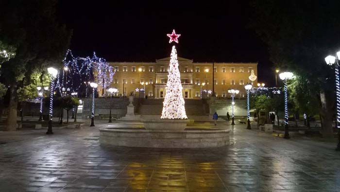 Pese a la crisis, el pueblo griego busca alternativas para disfrutar la navidad.