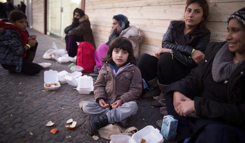 Un grupo de refugiados espera a que les asignen un lugar donde dormir, en el exterior de la Oficina de Sanidad y Asuntos Sociales (LaGeSo), en Berlín, Alemania el 23 de diciembre.